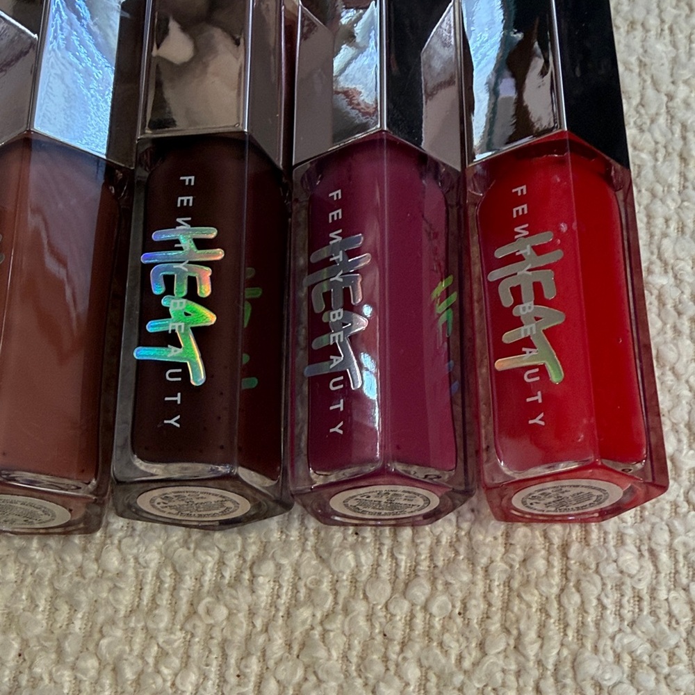 New Fenty Beauty
Gloss Bomb Heat Universal Lip Luminizer Plumper all shades - Picture 3 of 5